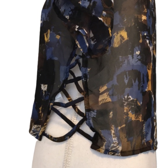 HAPPENING IN THE PRESENT sheer cris cross crop top - Picture 4 of 10